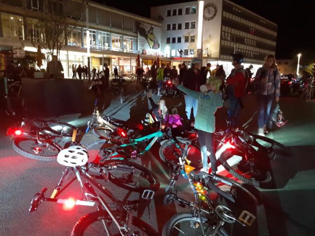 10. Kasseler Radnacht mit ca. 500 Radelnde👌 Vielen Dank an alle, die dabei waren 🚓🚴‍♂️🚴‍♀️🚴‍♂️🚴‍♂️🚑👏👊

#mtbtrailride #mtb #training #enduromtb #mtbkassel #trailride_mtb #mtblife #kasselerradnacht #propainbikes #kassel
